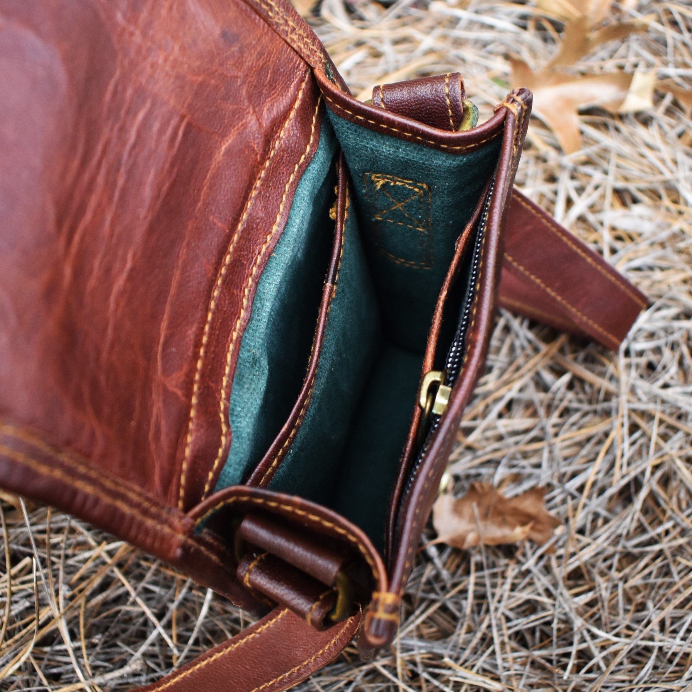 Misty Mountain Gaming leather bag The Pathfinder Leather Flap Satchel - Small