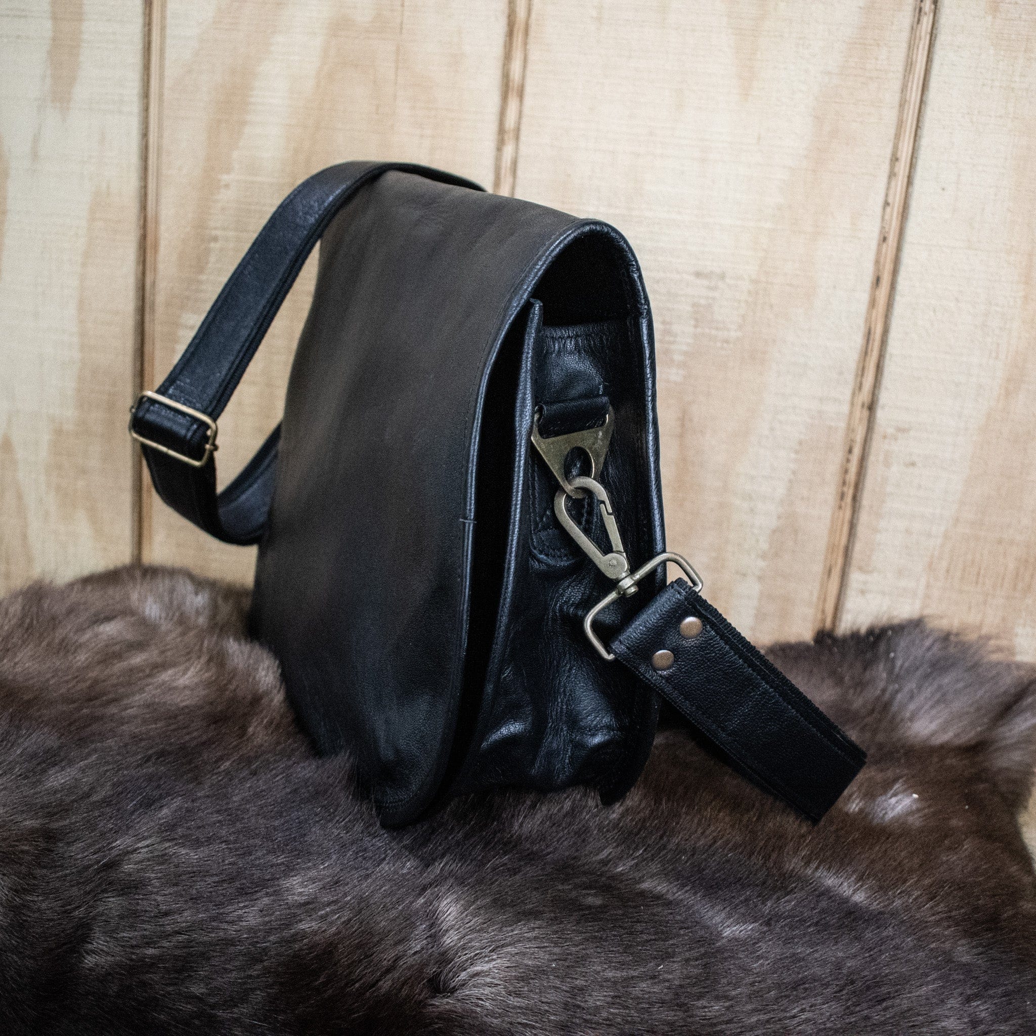 Misty Mountain Gaming leather bag "The Seeker" Leather Satchel - Medium (Black)